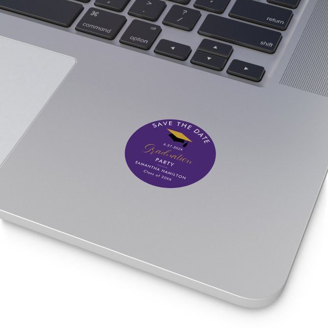 Pegatina Redonda Guión de graduación 2025 Guardar la fecha Grad Pur (Graduation Save the Date Purple Sticker)