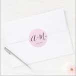 Pegatina Redonda Guión de Monograma Minimalista Personalizado Boda<br><div class="desc">Eleva los detalles de tu boda con la etiqueta adhesiva de color rosa con la fecha de boda personalizada y monograma minimalista en escritura. Esta etiqueta adhesiva elegante y personalizada agrega un toque de sofisticación a la papelería de tu boda, lo que te permite mostrar tu monograma y fecha de...</div>