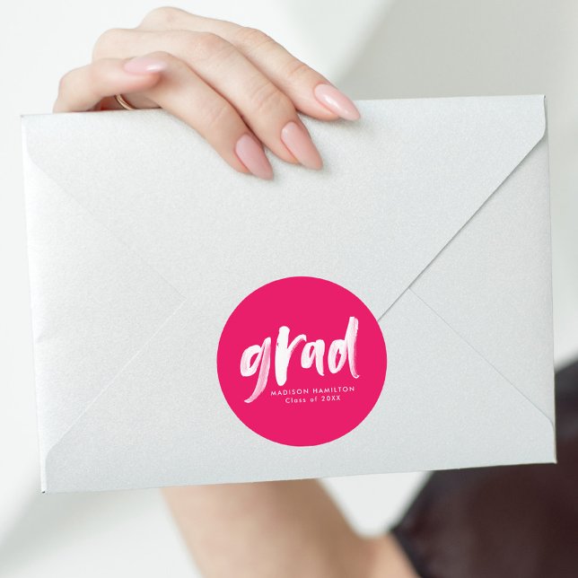 Pegatina Redonda Guión de pincel moderno Graduación rosada caliente (Subido por el creador)