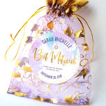 Pegatina Redonda Guión de Relieve metalizado dorado de Bat Mitzvah<br><div class="desc">¡Estén orgullosos, regocijaos y celebren este hito de su Bat Mitzvah favorito! Utilice este impresionante, moderno y brillante guión manuscrito de Relieve metalizado falso dorado, Estrella de David y diminutos puntos contra un pegatina de fondo de color morado claro para añadir a su día especial. Personalice el texto de la...</div>