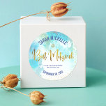 Pegatina Redonda Guión del Relieve metalizado dorado de Bat Mitzvah<br><div class="desc">¡Estén orgullosos, regocijaos y celebren este hito de su Bat Mitzvah favorito! Usa este impresionante, moderno y brillante guión manuscrito de Relieve metalizado falso dorado, Estrella de David y pequeños puntos contra un pegatina de fondo color azul turquesa de color agua para añadir a su día especial. Personalice el texto...</div>