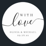 Pegatina Redonda Guión elegante simple con favor de la boda de amor<br><div class="desc">Guión minimalista moderno "con amor" con los nombres de la pareja y fecha del evento,  simple y elegante. Gran pegatina de favores personalizado</div>