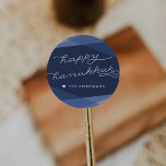 Pegatina Redonda Guión geográfico de la Marina | Feliz Hanukkah<br><div class="desc">Selle sus tarjetas Hanukkah,  regalos e invitaciones con estos elegantes y modernos pegatinas en un rico azul marino. Las formas geométricas en tonos degradados de azul proporcionan el telón de fondo perfecto para "Happy Hanukkah" en la tipografía moderna de estilo blanco manuscrito.</div>