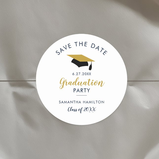Pegatina Redonda Guión Graduado 2025 Guardar el Fiesta de fecha de  (Graduation Save the Date White Classic Round Sticker)