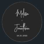 Pegatina Redonda Guión Minimalista simple manuscrito Boda negro<br><div class="desc">Sencillo guión Minimalista manuscrito negro y Boda blanco Pegatina redondo clásico.</div>