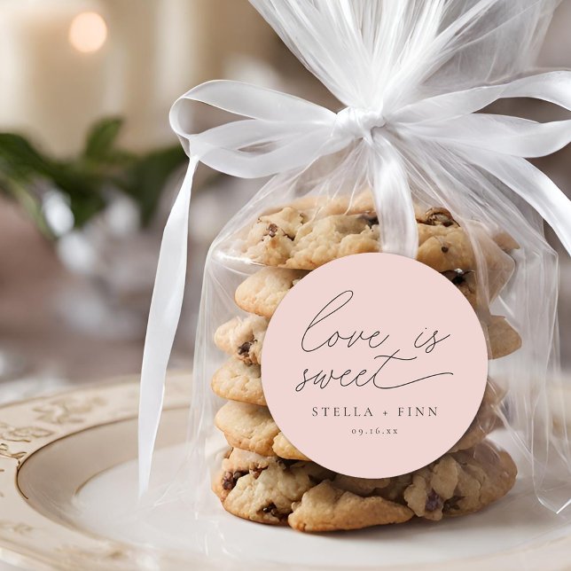 Pegatina Redonda Guión moderno Amor es dulce Boda (Modern Script Love Is Sweet Wedding Classic Round Sticker)