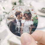 Pegatina Redonda Guión moderno simple y Boda de fotos gracias<br><div class="desc">Añada un toque elegante y personalizado a las tarjetas de agradecimiento boda y los favores de la recepción con pegatinas/sellos para sobres personalizados redondos. La imagen y todo el texto de esta plantilla son fáciles de personalizar. "Gracias" se puede cambiar por amor y gracias, bienvenido, las iniciales de la pareja,...</div>