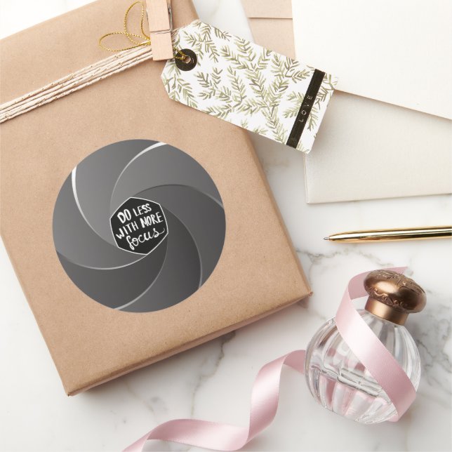 Pegatina Redonda Hacer menos con más enfoque (Regalar)