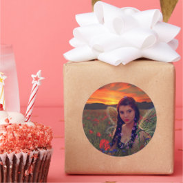 Pegatina Redonda Hada al atardecer en un campo de amapolas Fantasía