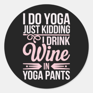 Pegatina Redonda Hago yoga, solo bromeo, bebo vino en pantalones de