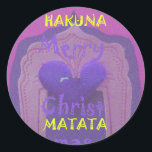 Pegatina Redonda Hakuna Matata Merry Christmas Love Design.jpg<br><div class="desc">Hakuna Matata Feliz Diseño de Amor de Navidad. Kwanzaa y Hanuka son algunos de los festivales más conocidos por pocos pero si lo piensan, no hay nada tan importante como estar de vacaciones. Es la época especial del año en la que solo quieres celebrar y la temporada de fiestas de...</div>