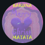 Pegatina Redonda Hakuna Matata Merry Christmas Love Design.jpg<br><div class="desc">Hakuna Matata Feliz Diseño de Amor de Navidad. Hermoso diseño de color morado con un maravilloso corazón azul y un toque de purpurina en el fondo. Uno de los últimos diseños especiales de Hakuna Matata esta maravillosa temporada de Navidades y la maravillosa temporada. Comparte el amor de los Navidades con...</div>