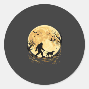 Pegatina Redonda Halloween Bigfoot Labrador Caminando Bajo Luna Lle