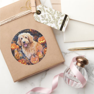 Pegatina Redonda Halloween Goldendoodle con calabazas aterrador