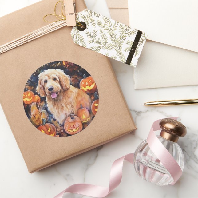 Pegatina Redonda Halloween Goldendoodle con calabazas aterradoras (Regalar)