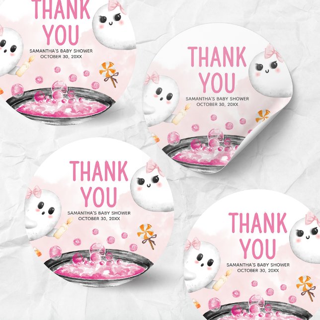 Pegatina Redonda Halloween rosa es un Baby Shower Chica (Oh Sheet It's a Ghoul Halloween Brewing Baby Shower Sticker )