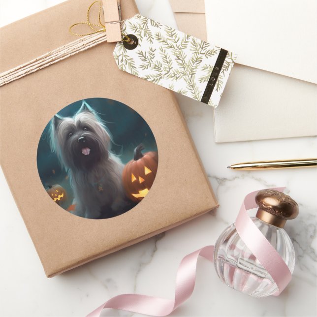 Pegatina Redonda Halloween Skye Terrier con calabazas aterradoras (Regalar)