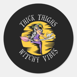 Pegatina Redonda Halloween Thick Thighy Witchy Vibes