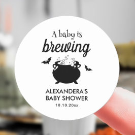 Pegatina Redonda Halloween Un bebé está preparando una ducha para b