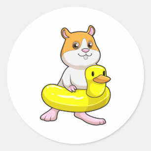 Pegatina Redonda Hamster en la playa con pato como anillo de nataci