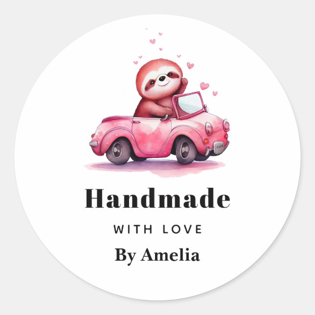 Pegatina Redonda handmade with Love Sloth in a Pink Convertible (Anverso)