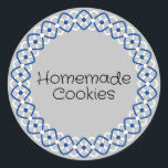 Pegatina Redonda Hanukkah Bakery Box Packaging<br><div class="desc">Proteja y selle sus productos horneados caseros en sus cajas. Personalizar la etiqueta con la plantilla proporcionada. El diseño está decorado con un azul festivo,  blanco y plateado. Se pueden personalizar más hasta cuatro colores de borde.</div>