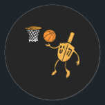 Pegatina Redonda Hanukkah Dreidel Baloncesto Chanukah Hombres Judío<br><div class="desc">Hanukkah Dreidel Basketball Chanukah Hombres judíos niños</div>