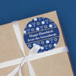 Pegatina Redonda Hanukkah Dreidel Menorah Patrón Personalizado azul<br><div class="desc">Hermoso pegatina de regalo de Hanukkah en azul bonito con un fresco patrón de estrella del judaísmo,  ideal para divertidos juegos de Chanukah,  y la menorah judía para la festividad. Personalizar de su familia con su nombre.</div>