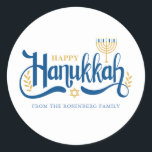 Pegatina Redonda "Hanukkah feliz" oro Menorah<br><div class="desc">"Hanukkah feliz" Diseño de Menorah dorado.</div>