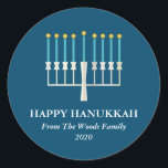 Pegatina Redonda Hanukkah Menorah en azul personalizado<br><div class="desc">Sencillo saludo de Hanukkah con un ilustracion menorah iluminado en azul. Todo el texto se puede personalizar para que pueda usar su ortografía Hanukkah preferida.</div>