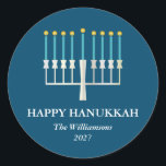 Pegatina Redonda Hanukkah Menorah en azul personalizado<br><div class="desc">Sencillo saludo de Hanukkah con un ilustracion menorah iluminado en azul. Todo el texto se puede personalizar para que pueda usar su ortografía Hanukkah preferida.</div>