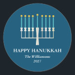 Pegatina Redonda Hanukkah Menorah en azul personalizado<br><div class="desc">Sencillo saludo de Hanukkah con un ilustracion menorah iluminado en azul. Todo el texto se puede personalizar para que pueda usar su ortografía Hanukkah preferida.</div>