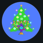 Pegatina Redonda Hanukkah y Navidades<br><div class="desc">Navidades y Hanukkah en regalos para familias interreligiosas que celebran la alegría de los Navidades y la belleza de Chanukah. Con árboles de navidad y menorah con estrella judía de david rodeada de regalos de vacaciones en tarjetas de felicitación,  franqueo,  ideas de regalo y ropa para la familia.</div>