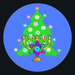 Pegatina Redonda Hanukkah y Navidades<br><div class="desc">Navidades y Hanukkah en regalos para familias interreligiosas que celebran la alegría de los Navidades y la belleza de Chanukah. Con árboles de navidad y menorah con estrella judía de david rodeada de regalos de vacaciones en tarjetas de felicitación,  franqueo,  ideas de regalo y ropa para la familia.</div>
