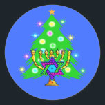 Pegatina Redonda Hanukkah y Navidades<br><div class="desc">Navidades y Hanukkah en regalos para familias interreligiosas que celebran la alegría de los Navidades y la belleza de Chanukah. Con árboles de navidad y menorah con estrella judía de david rodeada de regalos de vacaciones en tarjetas de felicitación,  franqueo,  ideas de regalo y ropa para la familia.</div>