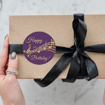 Pegatina Redonda Happy Birthday gold music notes on elegante purple<br><div class="desc">Fondo púrpura femenino oscuro y femenino con notas de música en oro falsas. Con el texto: ¡Feliz cumpleaños! Guión de estilo con letras de oro.</div>