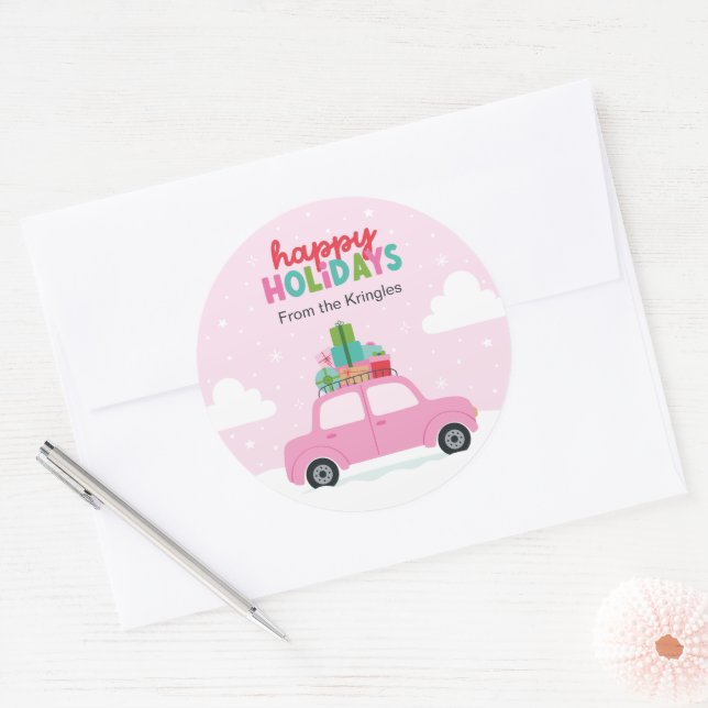 Pegatina Redonda Happy Holidays Pink Car with Gifts in Pastel Pink (Sobre)