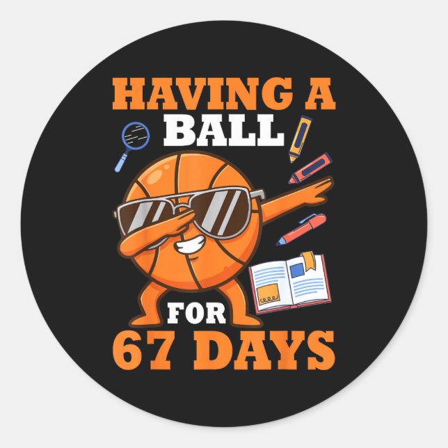 Pegatina Redonda Having A Ball For 67 Days Dabbing Basketball Playe (Anverso)
