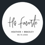 Pegatina Redonda Heather Elegant Boda moderno minimalista en blanco<br><div class="desc">Pegatinas de novios modernos que presentan un diseño sencillo con "Su Favorito" en una tipografía de escritura elegante junto con sus nombres y fecha de boda en un minimalista sans serif. Todos los elementos de diseño están en blanco y negro. Un diseño de moda para cualquier estilo de boda. Estos...</div>