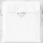 Pegatina Redonda Heather Elegant Boda moderno minimalista en blanco<br><div class="desc">Pegatinas de novios modernos que presentan un diseño sencillo con "Amor y Gracias" en una tipografía de escritura elegante y sus nombres y fecha de boda en un minimalista sans serif. Todos los elementos de diseño están en blanco y negro. Estas modas favorecen a los pegatinas y le dan un...</div>