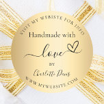 Pegatina Redonda Hecha a mano con el sitio web del nombre del oro d<br><div class="desc">Un elegante fondo falso de aspecto dorado,  texto negro. Personalice y agregue su nombre y su sitio web url/link. Con el texto: hecho a mano con amor,  por   un corazón pequeño.</div>
