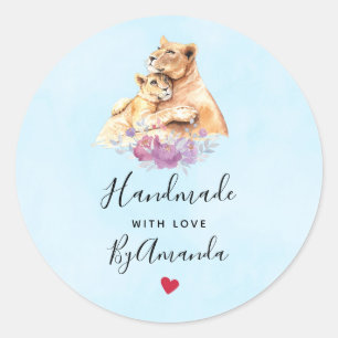 Pegatina Redonda Hecha con amor Cuta acuarela Madre León y Cubo