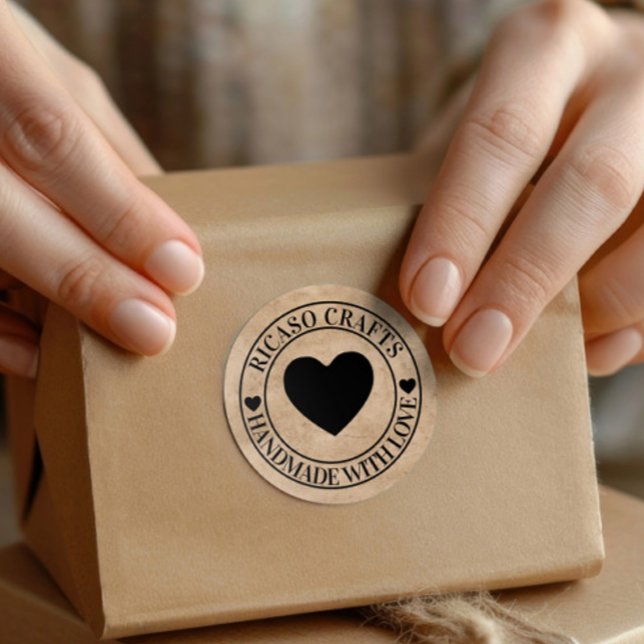 Pegatina Redonda Hecho a mano con amor personalizado (Handmade with love personalized classic round stickers by Ricaso. For your craft business)