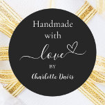 Pegatina Redonda Hecho a mano con un nombre blanco negro amoroso<br><div class="desc">Un elegante fondo negro,  texto blanco. Personaliza y agrega tu nombre. Con el texto: hecho a mano con amor,  por   un corazón pequeño.</div>
