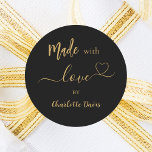 Pegatina Redonda Hecho con amor nombre de oro negro<br><div class="desc">Un fondo negro,  texto dorado. Personaliza y agrega tu nombre. Con el texto: Hecho con amor,  por   un corazón pequeño.</div>