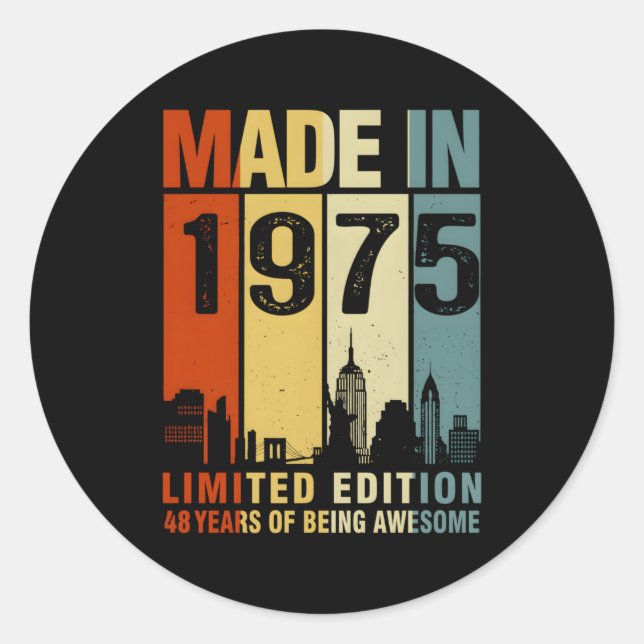 Pegatina Redonda Hecho En 1975 48 Años De Ser Aterrador (Anverso)