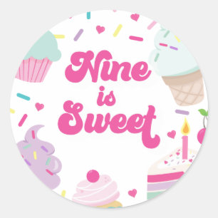 Pegatina Redonda Helado y pastel Nine es dulce cumpleaños 9