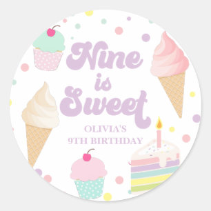 Pegatina Redonda Helado y pastel Nine es dulce cumpleaños 9