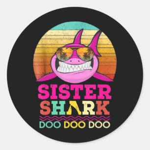 Pegatina Redonda Hermana Shark Doo Doo Doo - Locos regalos de tibur