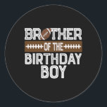 Pegatina Redonda Hermano Del Fútbol De Cumpleaños Primer Cumpleaños<br><div class="desc">Hermano De La Familia Del Primer Cumpleaños Del Fútbol</div>